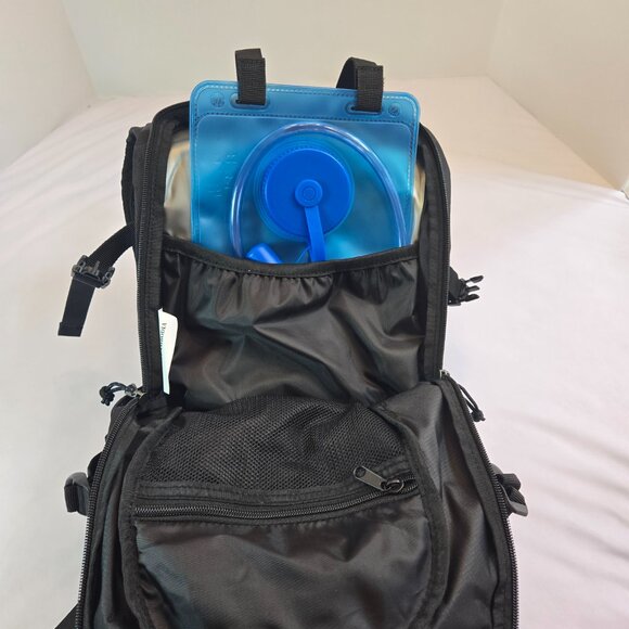 EVERFUN Hydration Backpack W/ Water Bladder 2L Insulated/Lightweight Black - Picture 5 of 10